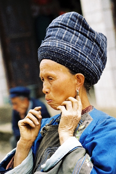 Traditionell gekleidete Zhuang